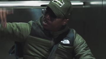 La chaqueta verde caqui The North Face down en el video musical de Timal la 9 (Ruinart) 