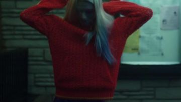 Le pull rouge de Jules Vaughn (Hunter Schafer) dans Euphoria (S01E05)