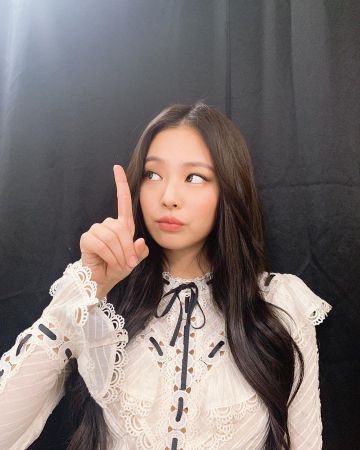 La blusa blanca que lleva Jennie en la cuenta de Instagram de @jennierubyjane