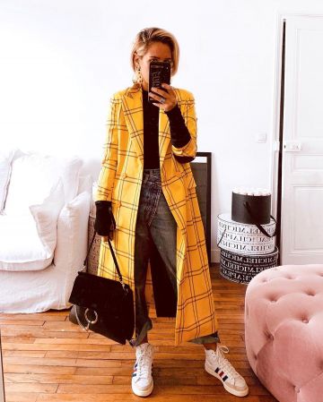 El abrigo amarillo a cuadros usado por Audrey Lombard en la cuenta de Instagram de @audreylombard