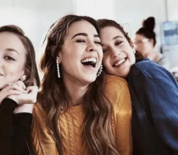 Le pull jaune en laine de Danna Paola sur un post Instagram