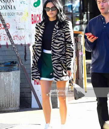 Babaton Sculpter Tricot Mockneck porté par Camila Mendes la Ville de New York, le 23 octobre 2019