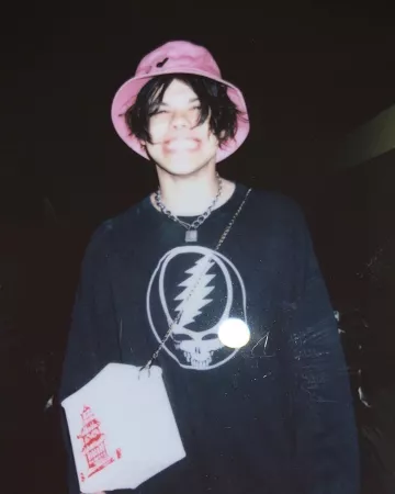 Black Hearts Pink Bucket Hat usado por Yungblud en su cuenta de Instagram @yungblud