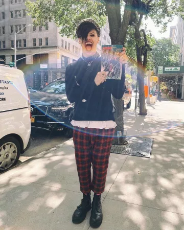Pantalones de tartán en rojo usados por Yungblud en su cuenta de Instagram @yungblud