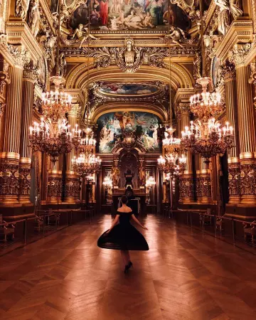 La robe noire épaules basses portée par Lily Collins sur le compte Instagram de @lilyjcollins