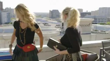 Clutch negro de Saint Laurent usado por Stephanie Hollman en The Real Housewives of Dallas Temporada 04 Episodio 08