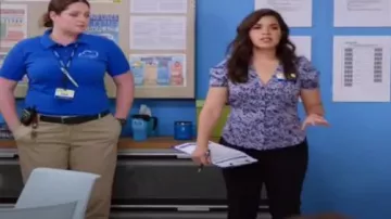 Nordstrom Signature Florale Puff Sleeve Stretch Haut en Soie porté par Amy (America Ferrera) dans le Superstore de la Saison 5-Épisode 5