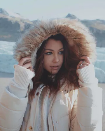 La veste à capuche en fourrure portée par Enjoy Phoenix sur le compte Instagram de @enjoyphoenix