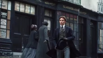 Black vintage hat of James Glaisher (Eddie Redmayne) in The Aeronauts