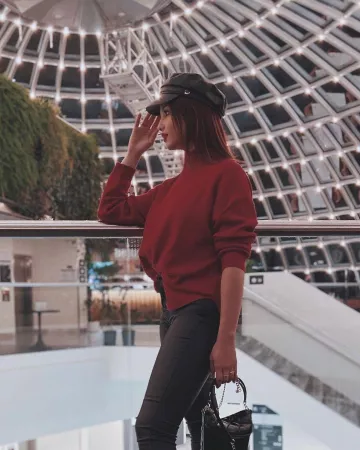 Le pull oversize fendu rouge porté par Enjoy Phoenix sur le compte Instagram de @enjoyphoenix