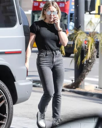 Olivier People The Row After Midnight Gafas de sol usadas por Hilary Duff Getting Gas octubre 20, 2019