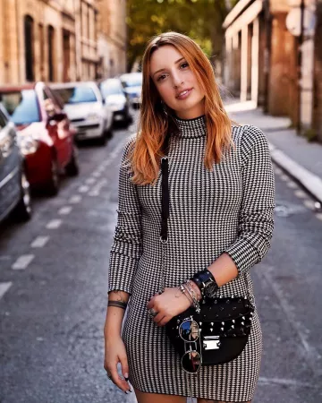 La robe pull imprimée noir et blanc de Gwenn sur le compte Instagram de @sweetieytb