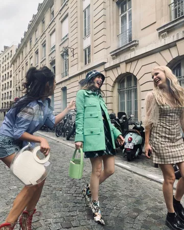 La bolsa de cubo verde manzana de Lily Collins en la cuenta de Instagram de @lilyjcollins
