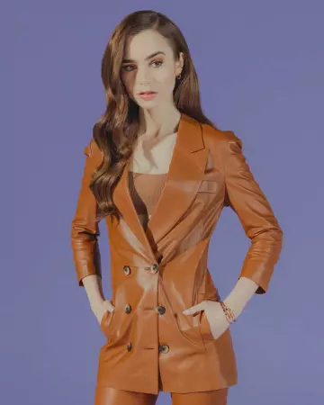 La veste en cuir marron de Lily Collins sur le compte Instagram de @lilyjcollins