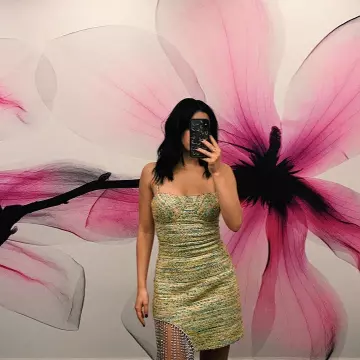 La robe Area jaune avec perles de Camila Mendes sur le compte Instagram de @camimendes