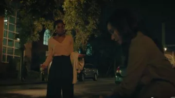 Rag & Bone Light Rose Wrap Top porté par Anissa Pierce (Nafessa Williams) en Noir de la Foudre Saison 03 Episode 03