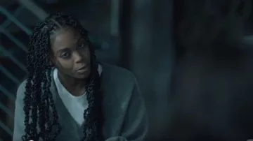 Alexander Wang Gray Layered Sweaters usados por Anissa Pierce (Nafessa Williams) en Black Lightning Temporada 03 Epsidoe 03