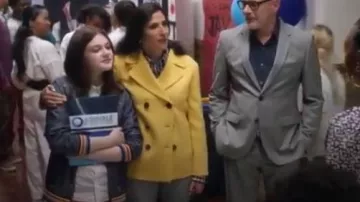 Max mara Pino Wool Blend Peacoat usado por Delia (Michaela Watkins) en The Unicorn Saison 1 Episodio 5