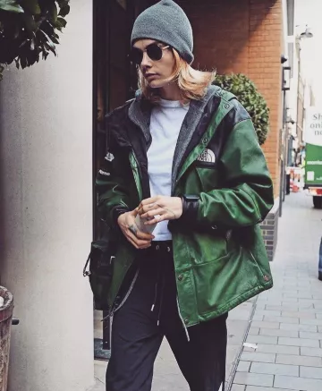 The North Face Supreme en Cuir Mountain Parka porté par Cara Delevingne à Londres le 22 octobre 2019