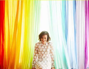 La robe blanche en dentelle de Lily Collins sur le compte Instagram de @lilyjcollins