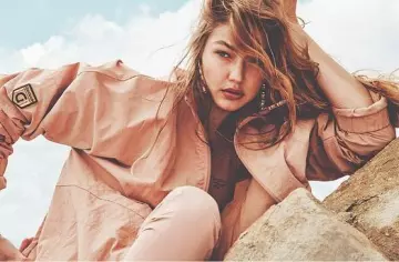 La veste de survêtement Gigi Hadid x Reebok de Jelena Noura "Gigi" Hadid sur le compte Instagram de @gigihadid
