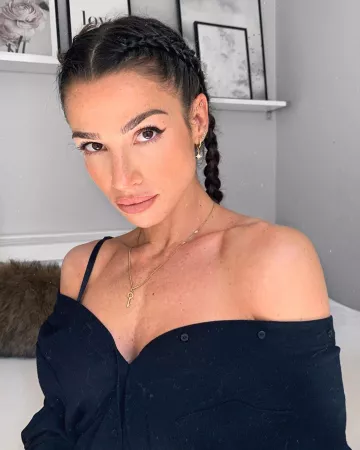 La chemise noire de Sissy Mua sur le compte Instagram de @sissymua