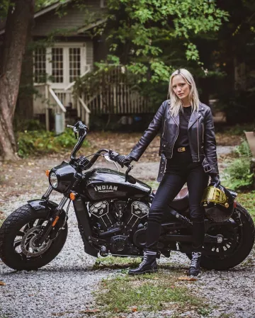 La veste de moto classique Saint Laurent de Pom Klementieff sur le compte Instagram de @pom.klementieff