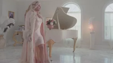 Túnica rosa de manga larga con plumas usada por Kesha en Kesha - Raising Hell (Video Oficial) ft. Big Freedia