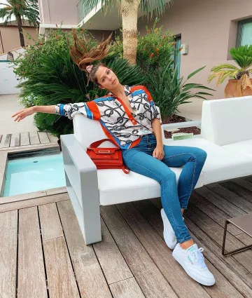 The hand bag red Lancel Iris Mittenaere on the account Instagram of @irismittenaeremf