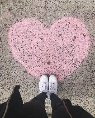 Les chaussures Nike Air Force 1 07 de Pom Klementieff sur le compte Instagram de @pom.klementieff