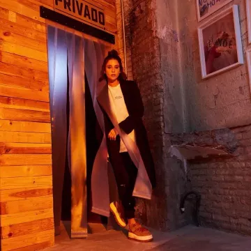 Coolway graph brown sneakers of María Pedraza on the Instagram account @coolwaybrand