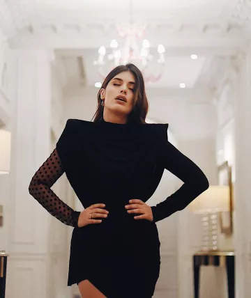 Vestido negro de Aida Domenech en la cuenta de Instagram @dulceida