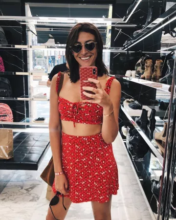 Falda floral roja de Rachel Legrain-Trapani en la cuenta de Instagram de @racheltrapani