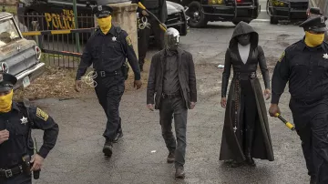 Rosario de madera larga con cruz de Angela Abar (Regina King) como se ve en Watchmen (Temporada 1)