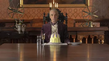 Pañuelo de seda lila o terciopelo usado por Adrian Veidt (Jeremy Irons) en Watchmen (S01E01)