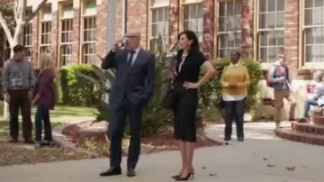 Rag & bone Lib­by Po­lo worn by Delia (Michaela Watkins) in The Unicorn Saison 1 Episode 5