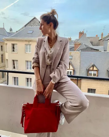 Bolso rojo de Laury Thilleman en la cuenta de Instagram de @laurythilleman