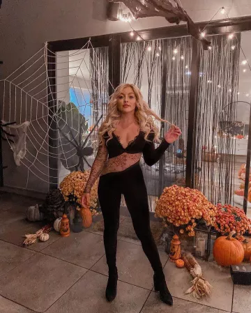 El traje negro de Halloween de Rachel Martino en la cuenta de Instagram de @rachmartino