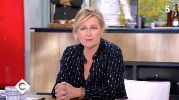 La blusa de cuello redondo que luce Anne-Elisabeth Lemoine en Cà vous