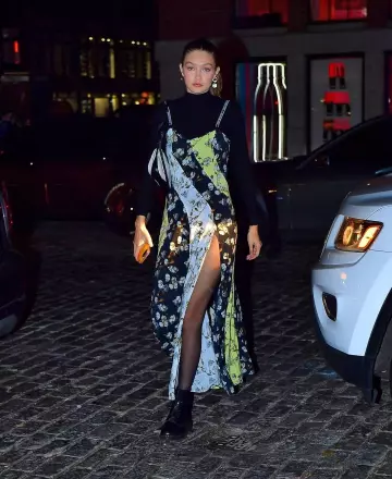 La paire de Dr. Martens noires de Jelena Noura "Gigi" Hadid sur le compte Instagram de @gigi.hadid.news