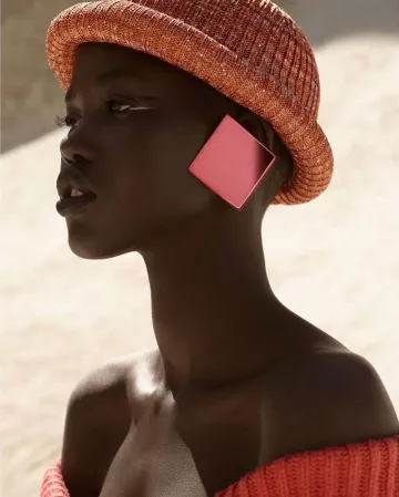 The bonnet round Missoni of Adut Akech on his account Instagram @adutakech