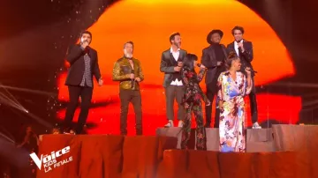 Le pantalon à fleurs de Jenifer dans The Voice Kids (FR)
