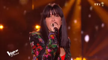 La veste à fleurs de Jenifer dans The Voice Kids (FR)