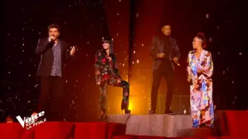 Le pantalon de tailleur en velours imprimé floral de Jenifer dans The Voice Kids (FR)le 25.10.2019