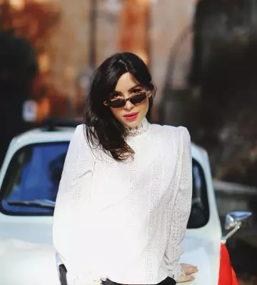 Blouse blanche en dentelle de Betty Autier sur le compte Instagram de @bettyautier