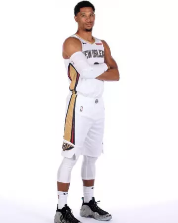 Les sneakers nike air Foamposite One Chromeposite de Josh Hart sur le compte Instagram de @jhart