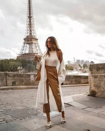 Los pantalones marrones de Federica (June Sixty Five) en la cuenta de Instagram de @junesixtyfive
