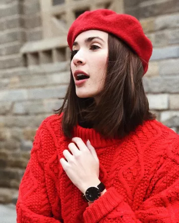 Sombrero de boina de lana roja de Ana Moya en la cuenta de Instagram @anamoyacalzado
