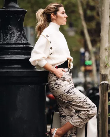 Suéter blanco de Carla Hijonosa en la cuenta de Instagram @carlahinojosar