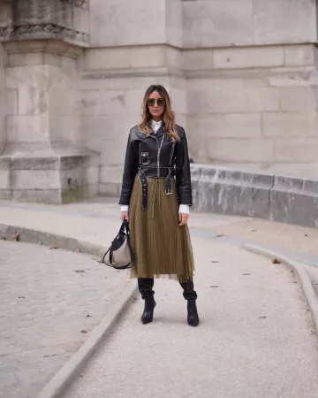 Veste en cuir noir de Elisa Taviti sur l'Instagram account @elisataviti